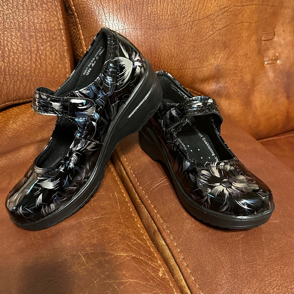 LIKE NEW EASY EORKS BY EASY STREET WOMENS SIZE 10WW LOAFERS SHOES